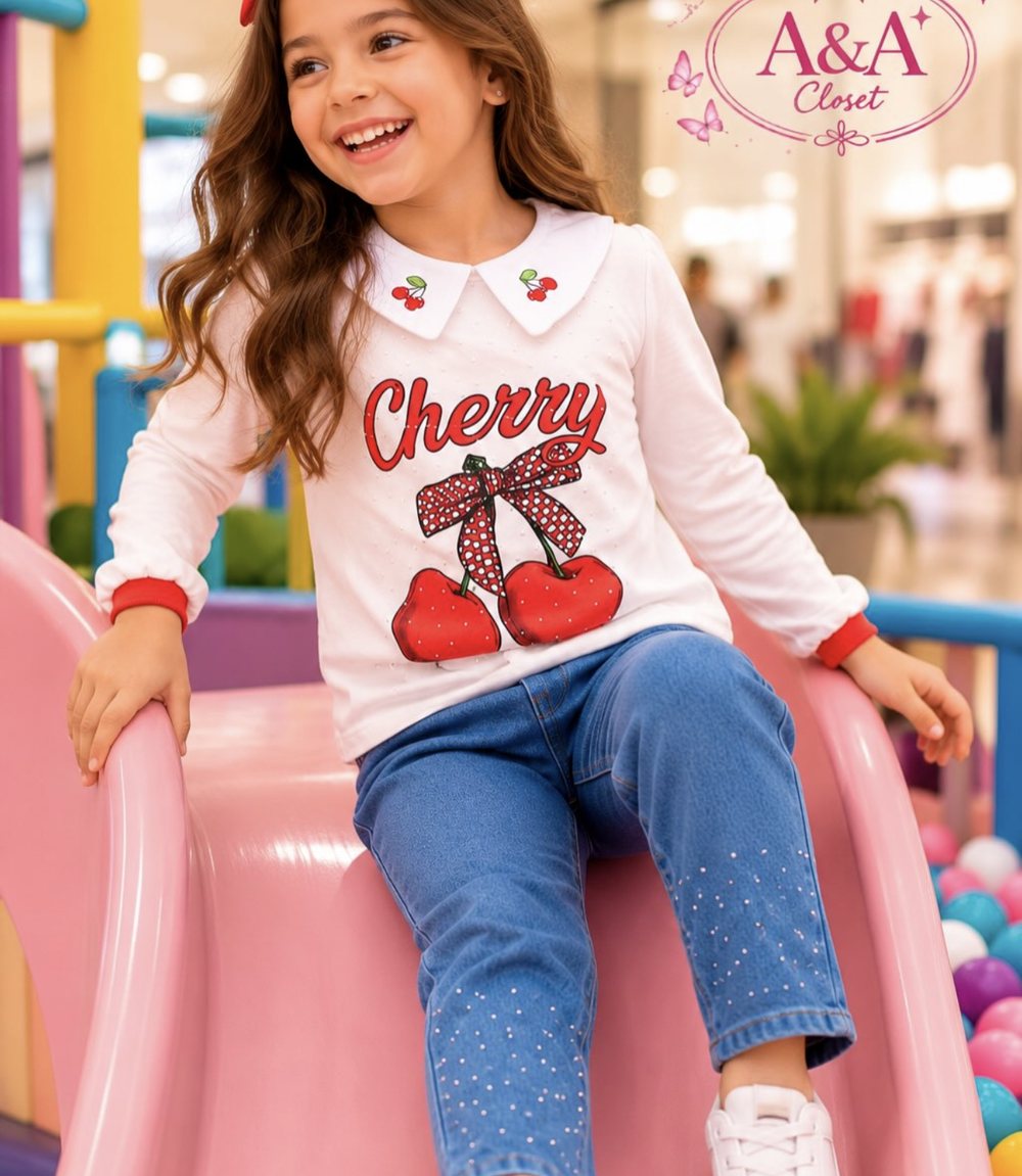 Menina com conjunto Cherry e calça jeans com brilhos