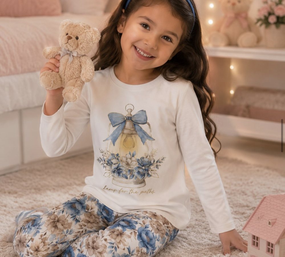 Menina com blusa de lanterna e calça floral azul