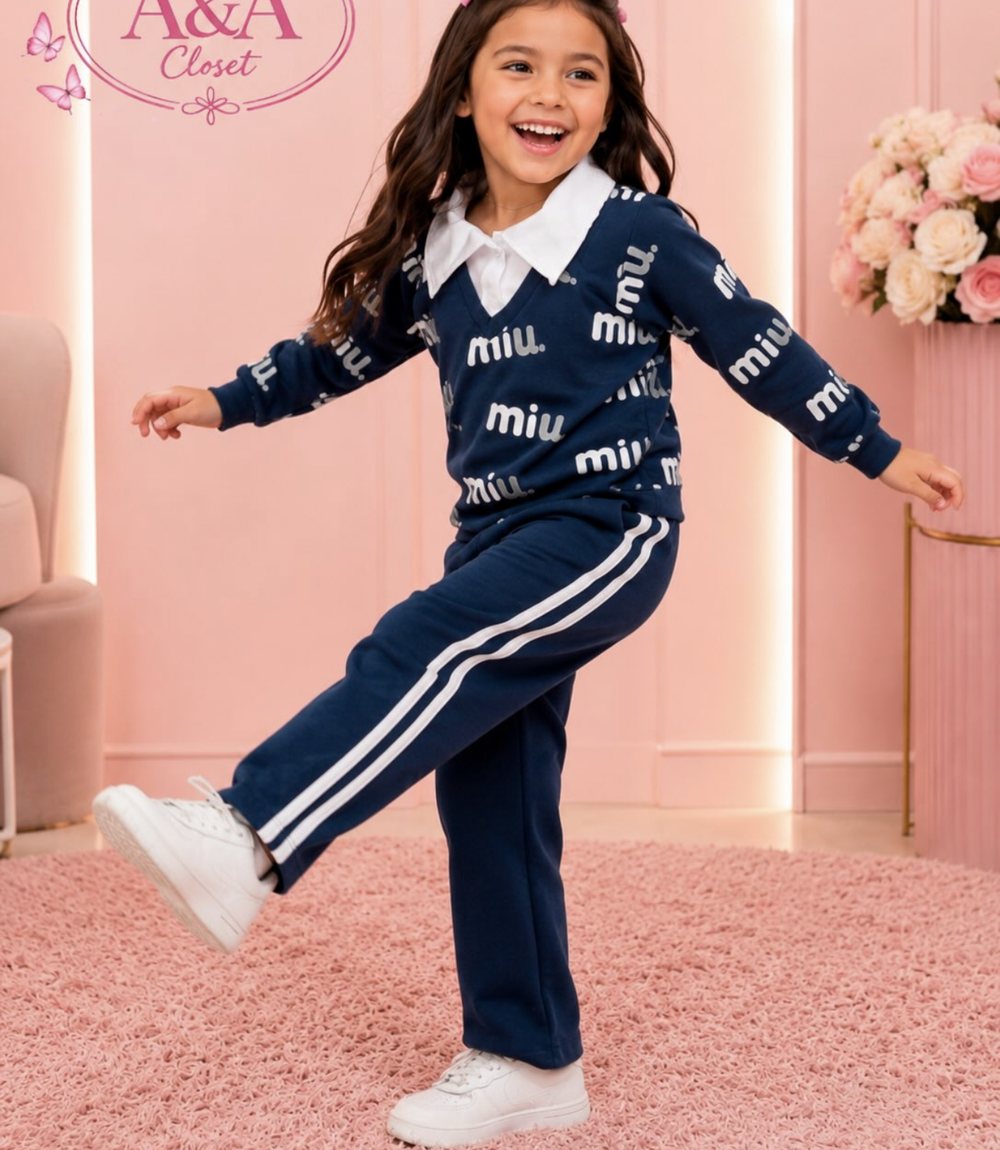 Menina com conjunto marinho de gola polo